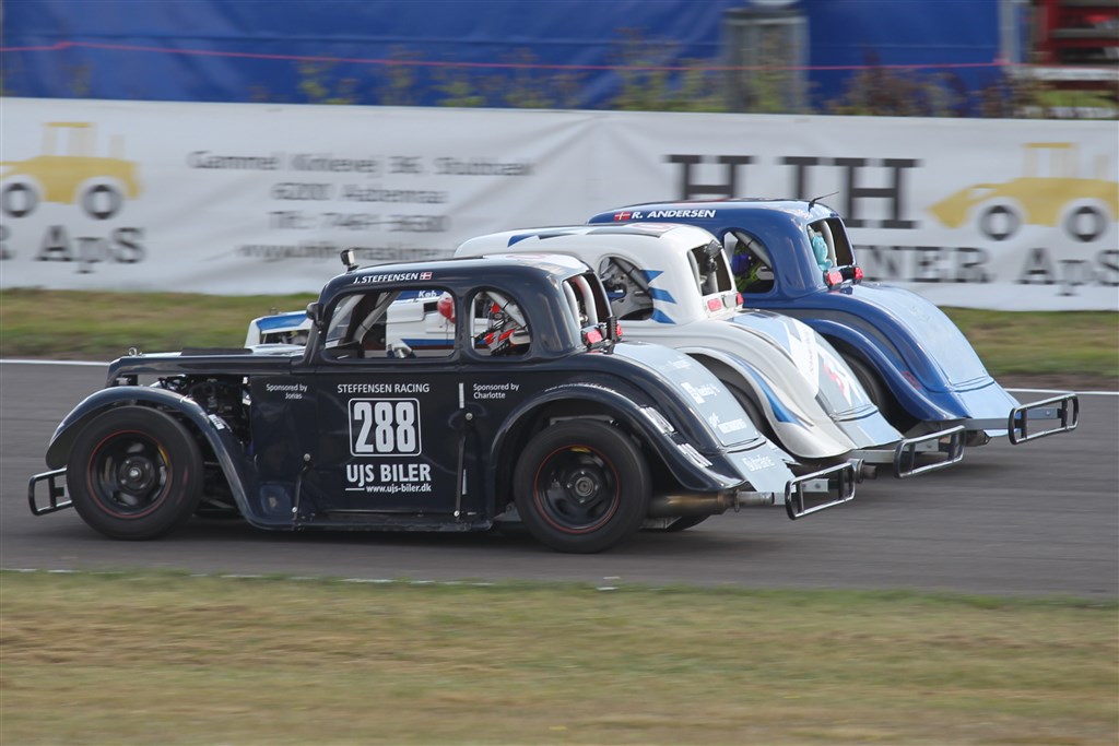 Kampen i OK Mobil 1 Legend Car Cuppen er altid tæt. Her er det Jacob Steffensen, Frederik Valdemar Schrøder og Ronni Andersen, der er i kamp.
(Foto: Henning Smed)